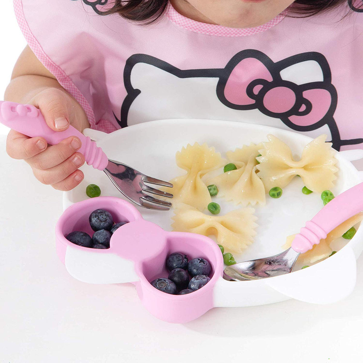 ハローキティのフォークで食事をする子ども