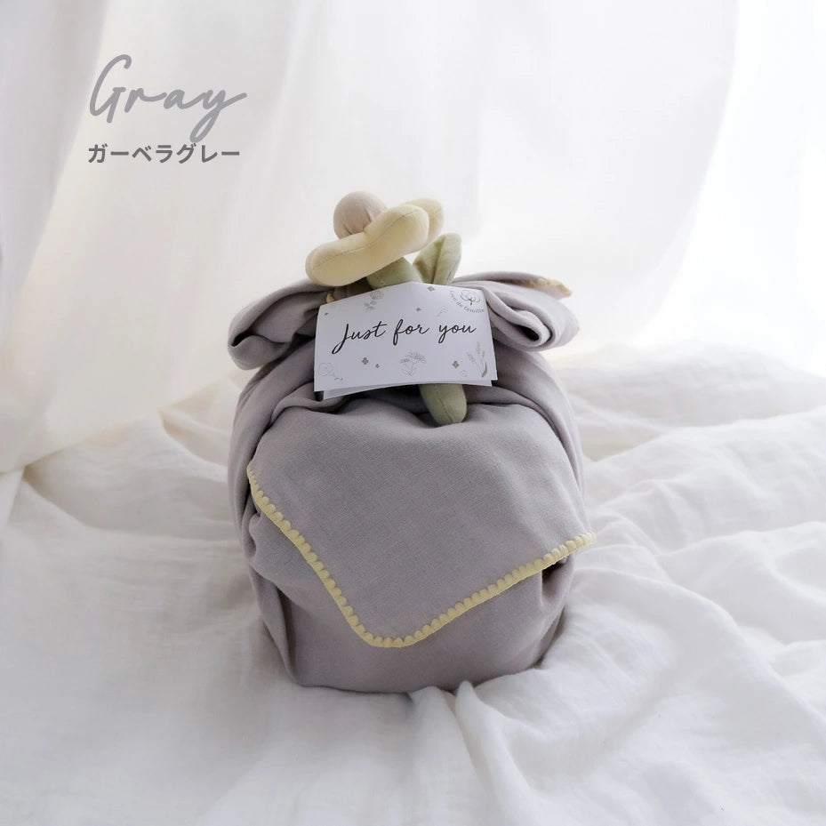 おくるみのおむつケーキ(おくるみ+ラトル+紙おむつ10枚)