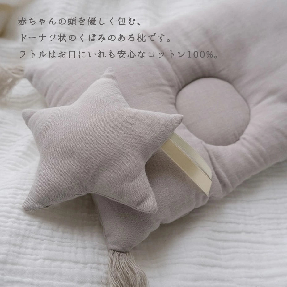 ベビー枕のおむつケーキ (ベビー枕+ラトル+ガーゼハンカチ+紙オムツ18枚)