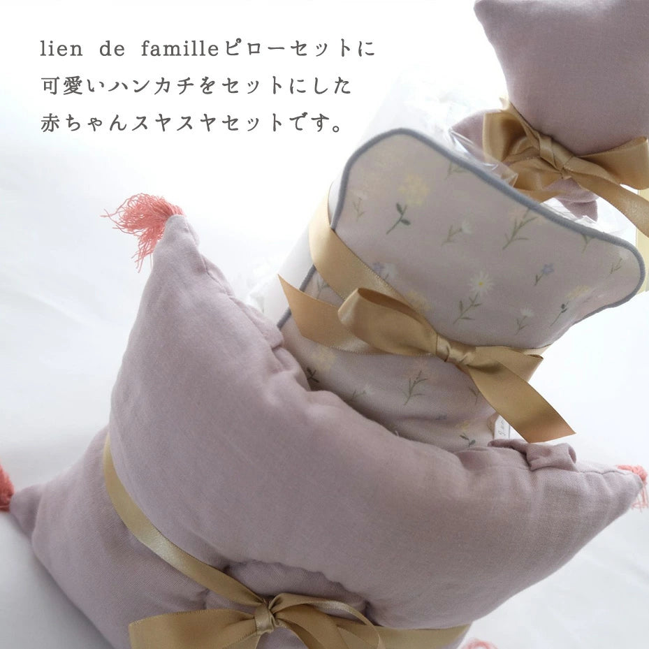 ベビー枕のおむつケーキ (ベビー枕+ラトル+ガーゼハンカチ+紙オムツ18枚)