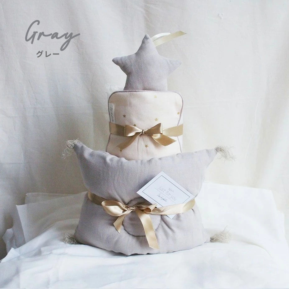 ベビー枕のおむつケーキ (ベビー枕+ラトル+ガーゼハンカチ+紙オムツ18枚)