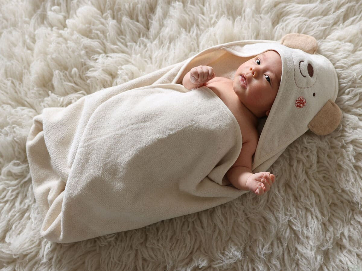 おくるみにくるまれて眠る赤ちゃん