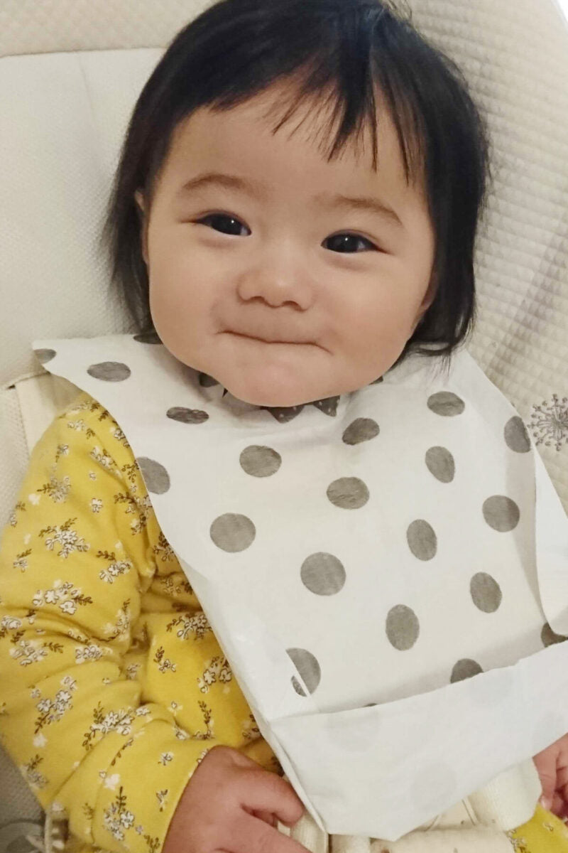 使い捨てお食事エプロンを着けた赤ちゃん