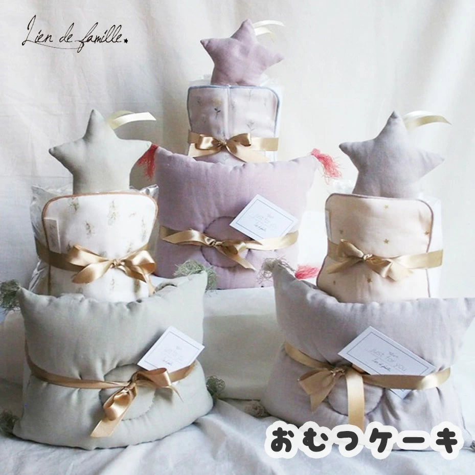 ベビー枕のおむつケーキ （ベビー枕+ラトル+ガーゼハンカチ+紙オムツ18枚）